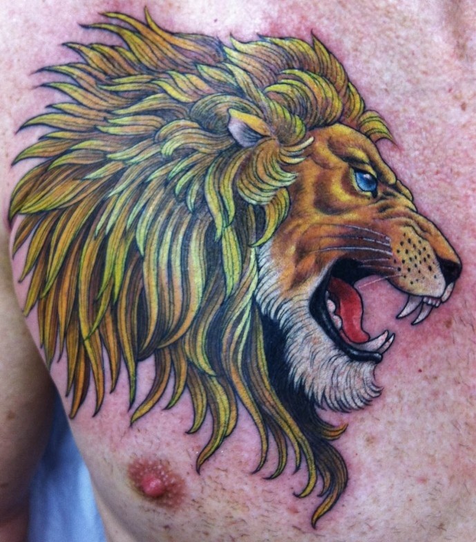 Tatuaje en el pecho, 
león peligroso con ojos azules