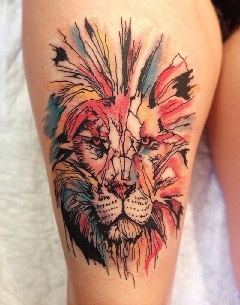 Tatuaje  de león abstracto en el muslo