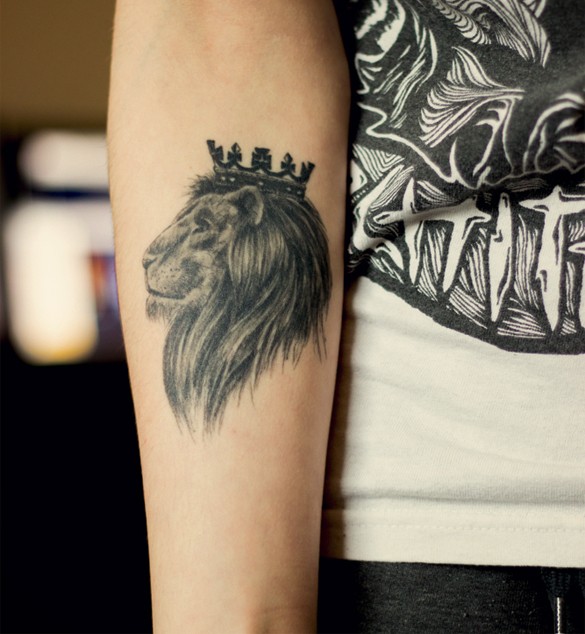 Tatuaje en el antebrazo,
león rey en corona
