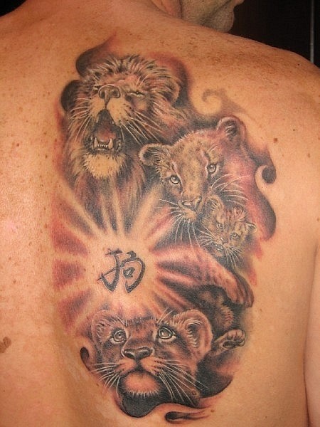 Tatuaje en la espalda, familia de león y jeroglífico