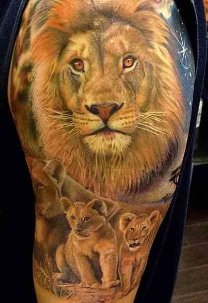 Tatuaggio colorato sul braccio la famiglia dei leoni