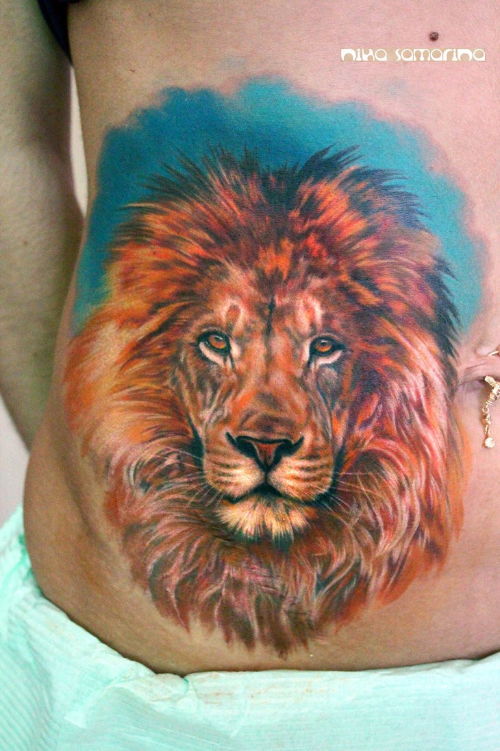 Tatuaggio impressionante sulla pancia il leone