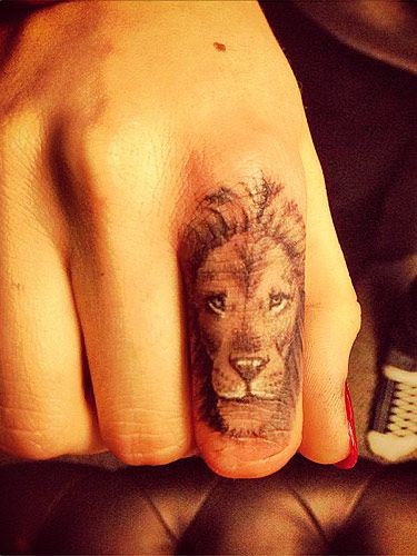 Tatuaggio sul dito la faccia di leone