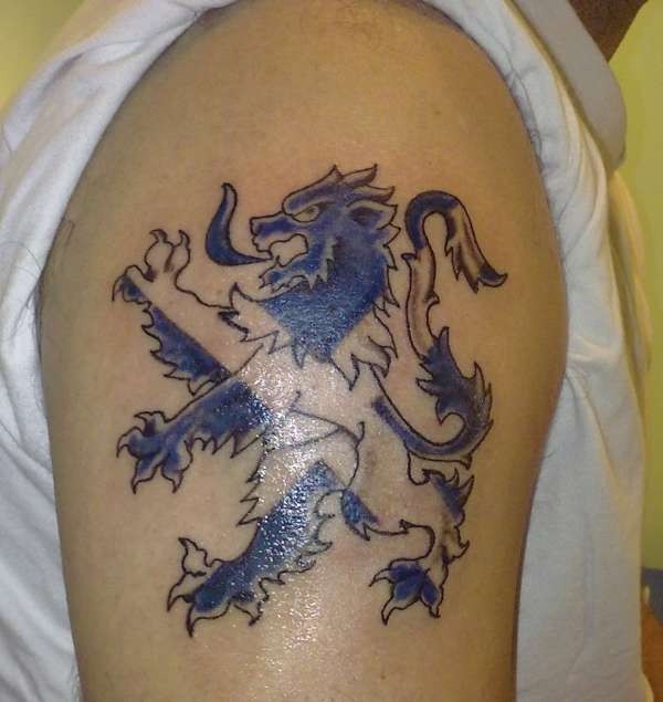 leone con bandiera scozzese blu tatuaggio su spalla