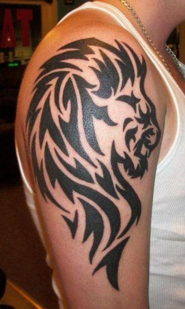 Tatuaje en el brazo, león de perfil, estilo tribal