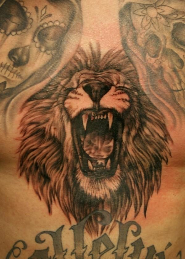 Tatuaggio colorato la faccia di leone con la bocca spalancata & due teschi