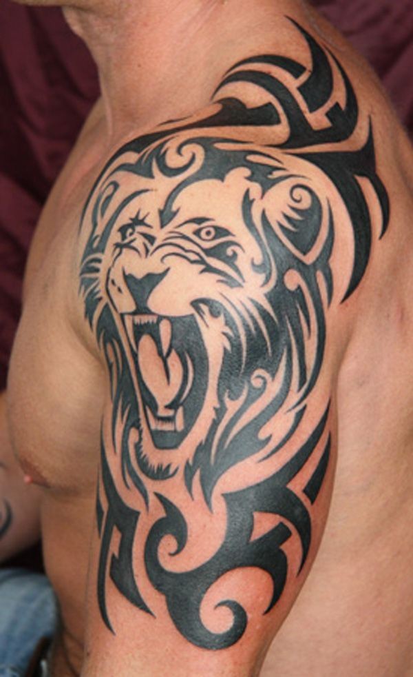 Tatuaje en el brazo, león de estilo tribal