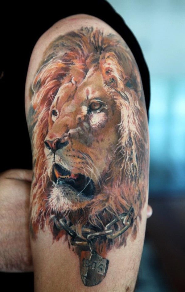 Tatuaje en el brazo, león en cadenas