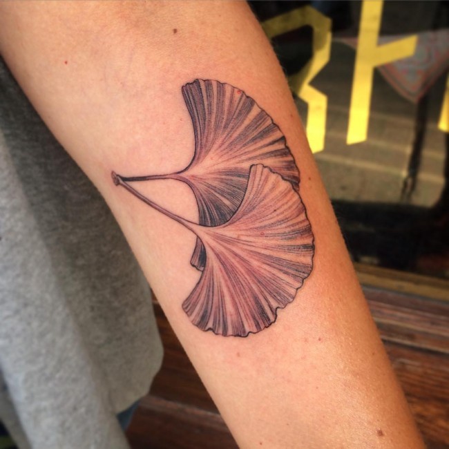 Kleine 3D nett aussehende Blättern Tattoo am Unterarm