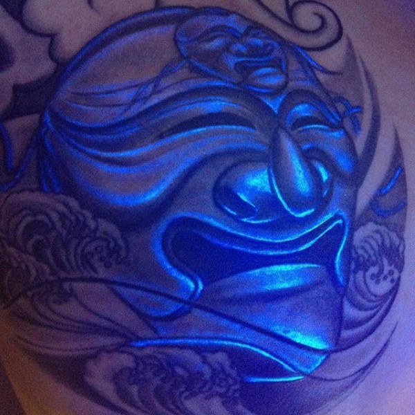 Tatuaje  de cara de demonio asiático, tinta ultravioleta
