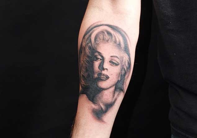Tatuaje en el antebrazo, retrato negro blanco de Marilyn Monroe atractiva