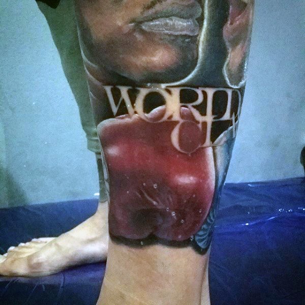 Tatuaje en la pierna, guantes de boxeo grandes rojos