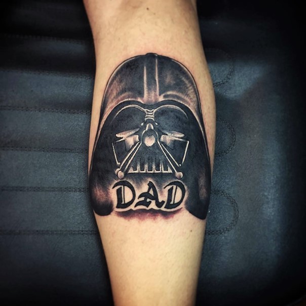 Kleine im 3D Stil schwarze Vaders Maske Tattoo am Unterarm mit Schriftzug