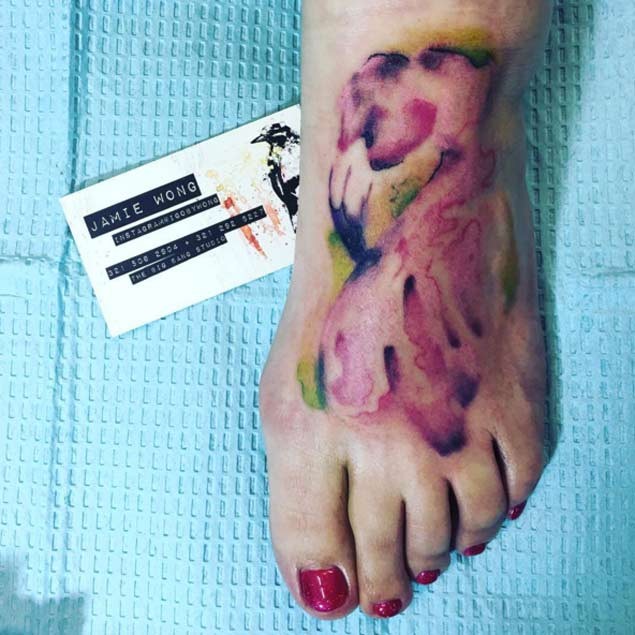 Tatuaje en la pierna, flamenco abstracto en tonos pastel