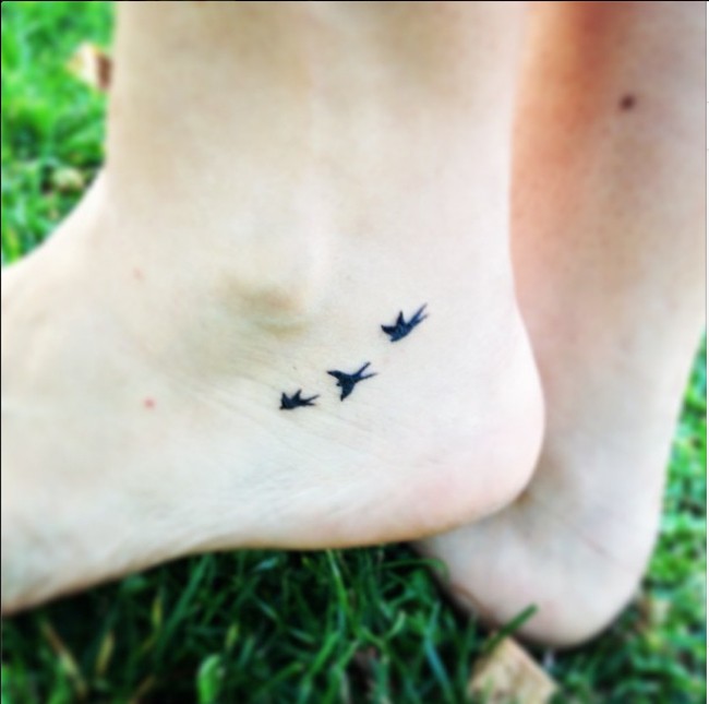 Tatuaje en el pie, tres aves negras diminutas