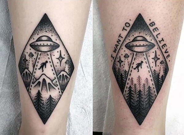 Tatuaje en la pierna, dibujo simple con  nave extraterrestre que roba al hombre