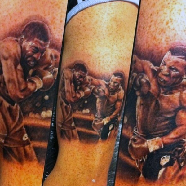 Tatuaje en el brazo, boxeadores en el ring, colores negro blanco