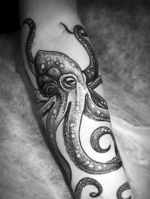 Kleiner schwarzer und weißer netter Oktopus Tattoo am Arm