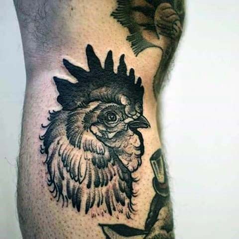 piccolo nero e bianco dettagliato testa di gallo tatuaggio su gamba