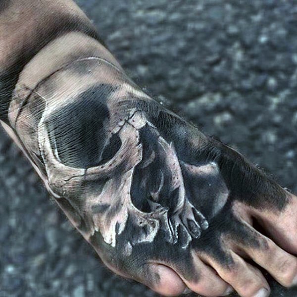 Tatuaje en el pie, cráneo humano volumétrico