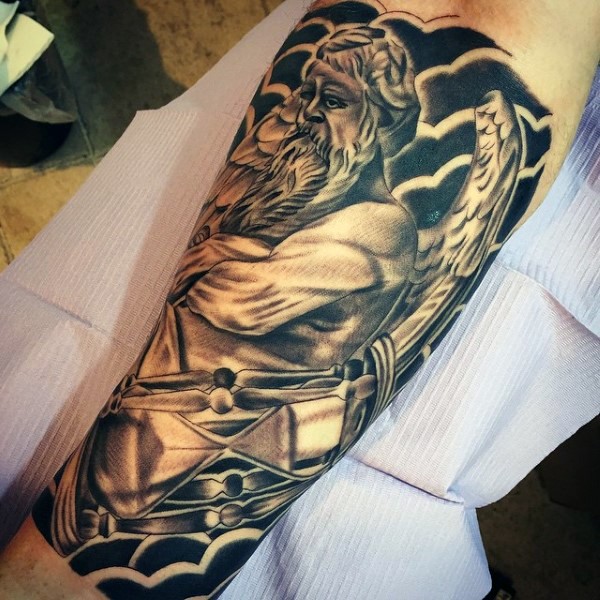 Tatuaje en el antebrazo, hombre ángel grande y reloj de arena