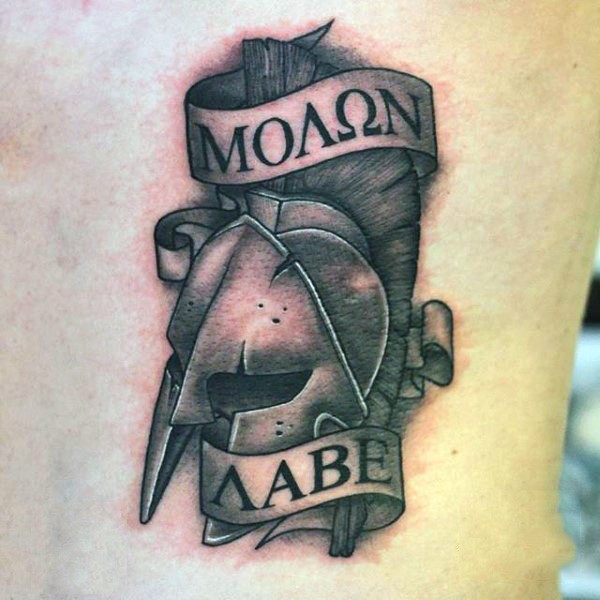 piccolo nero e bianco elmo guerriero spartano con lettere tatuaggio su schiena