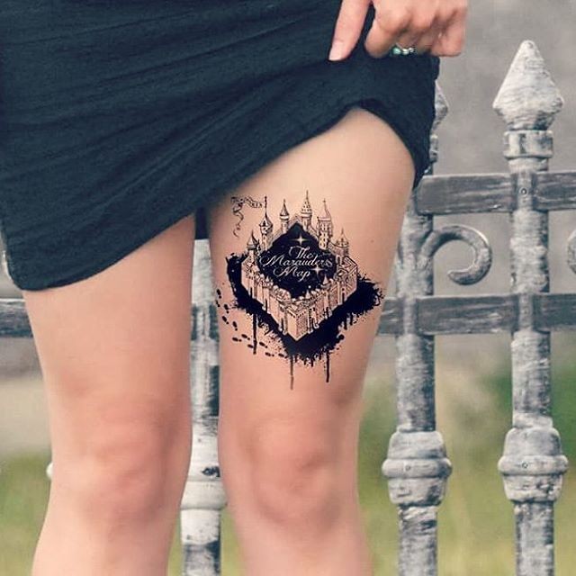 Kleines schwarzes 3D magisches Schloss Tattoo am Oberschenkel mit Schriftzug