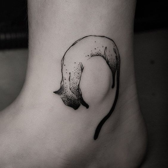 Tatuaje en el tobillo,  gato pequeño durmiente, estilo minimalista