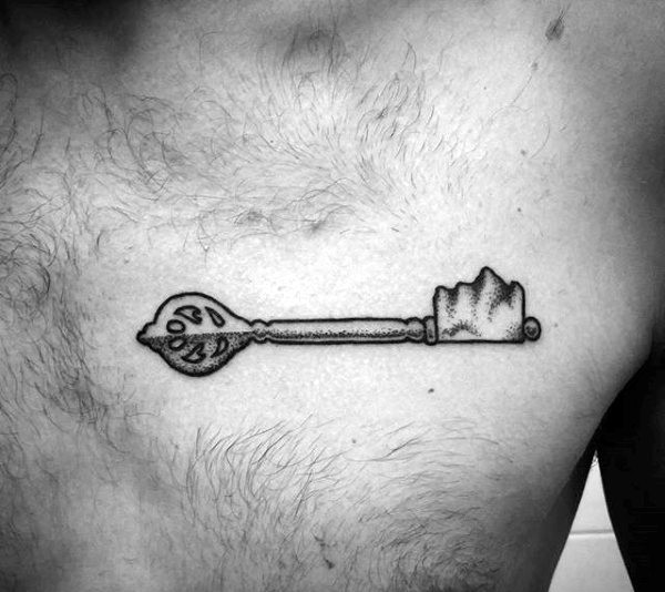 Tatuaje en el pecho, 
llave único antiguo, tinta  negra