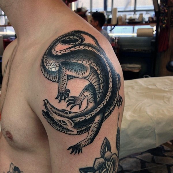 meraviglioso alligatore inchiostro nero  tatuaggio su spalla