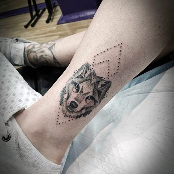 Tatuaje en la pierna, cabeza de lobo lindo único