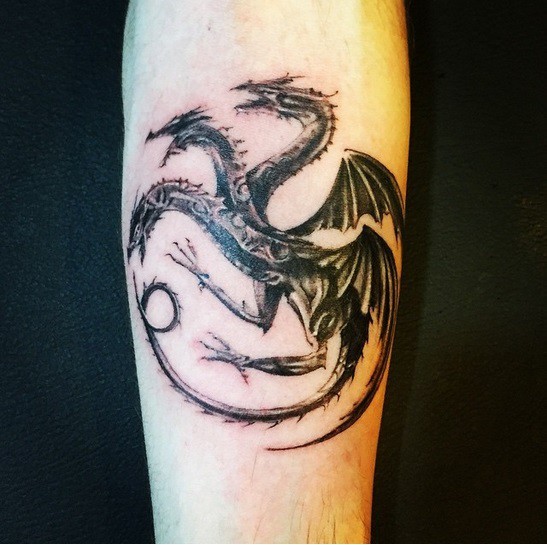 Kleiner schwarzer detaillierter Drache mit drei Köpfen Tattoo am Unterarm