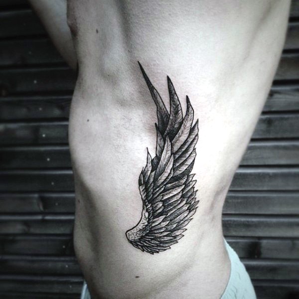 Tatuaje en el costado,  ala sencilla de ave, tinta negra