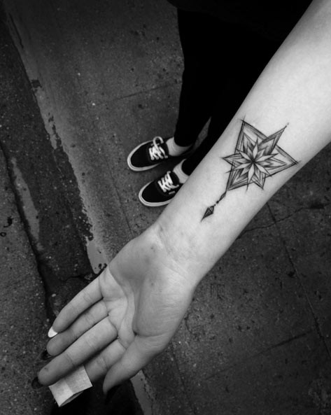 Tatuaje en el antebrazo,
triángulo con flor pequeño