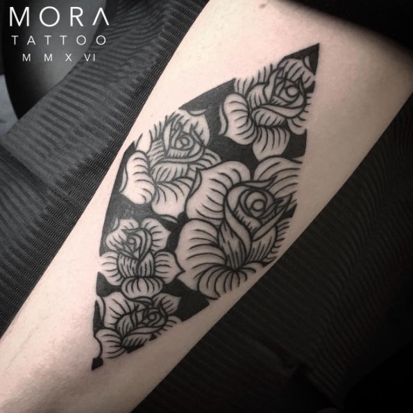 Tatuaje en el antebrazo, flores en rombo, color negro blanco