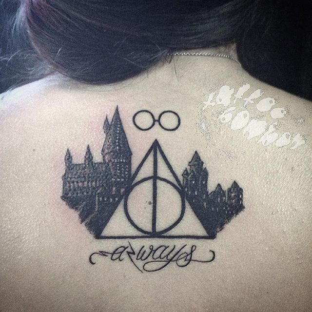 Tatuaje en la espalda baja,  escuela Hogwarts con gafas y símbolo de las reliquias de la muerte