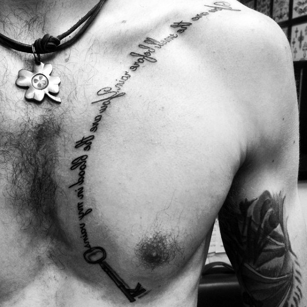 Tatuaje en el pecho,  inscripción larga con llave, tinta negra