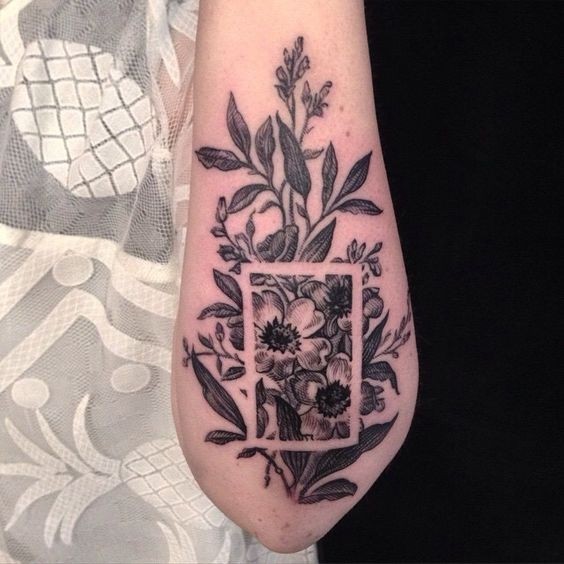 Tatuaje en el antebrazo, flores silvestres preciosas de colores negro blanco