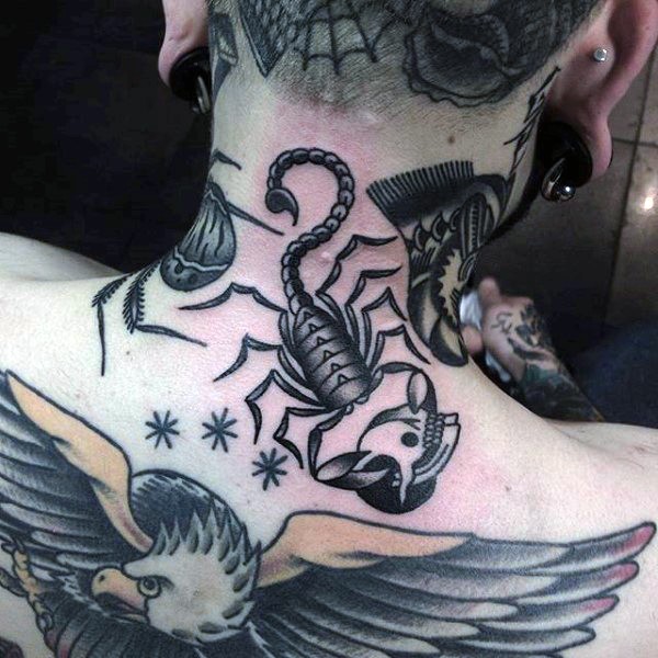 Tatuaje en el cuello, escorpión simple negro con cráneo