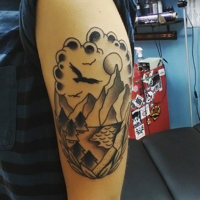 Kleines schwarzes Schulter Tattoo mit Bergsee und Wald mit Vögeln