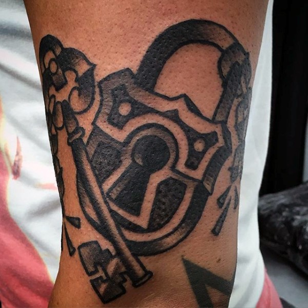 Tatuaje en el brazo,
candado  con llave antiguos, tinta negra