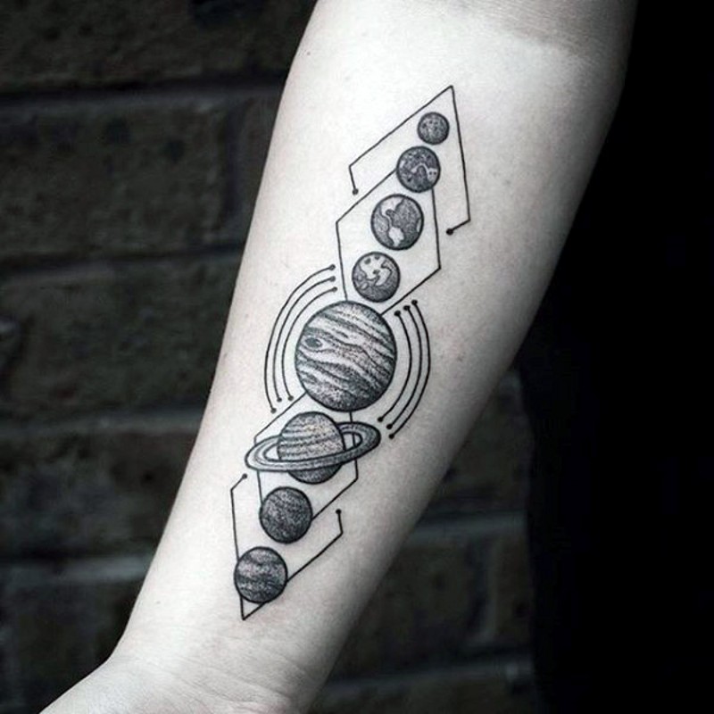 piccolo inchiostro nero spazio parata di pianete tatuaggio su braccio
