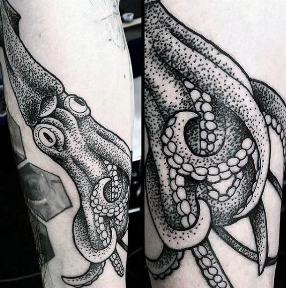 Tatuaje en el brazo, calamar increíble de tinta negra