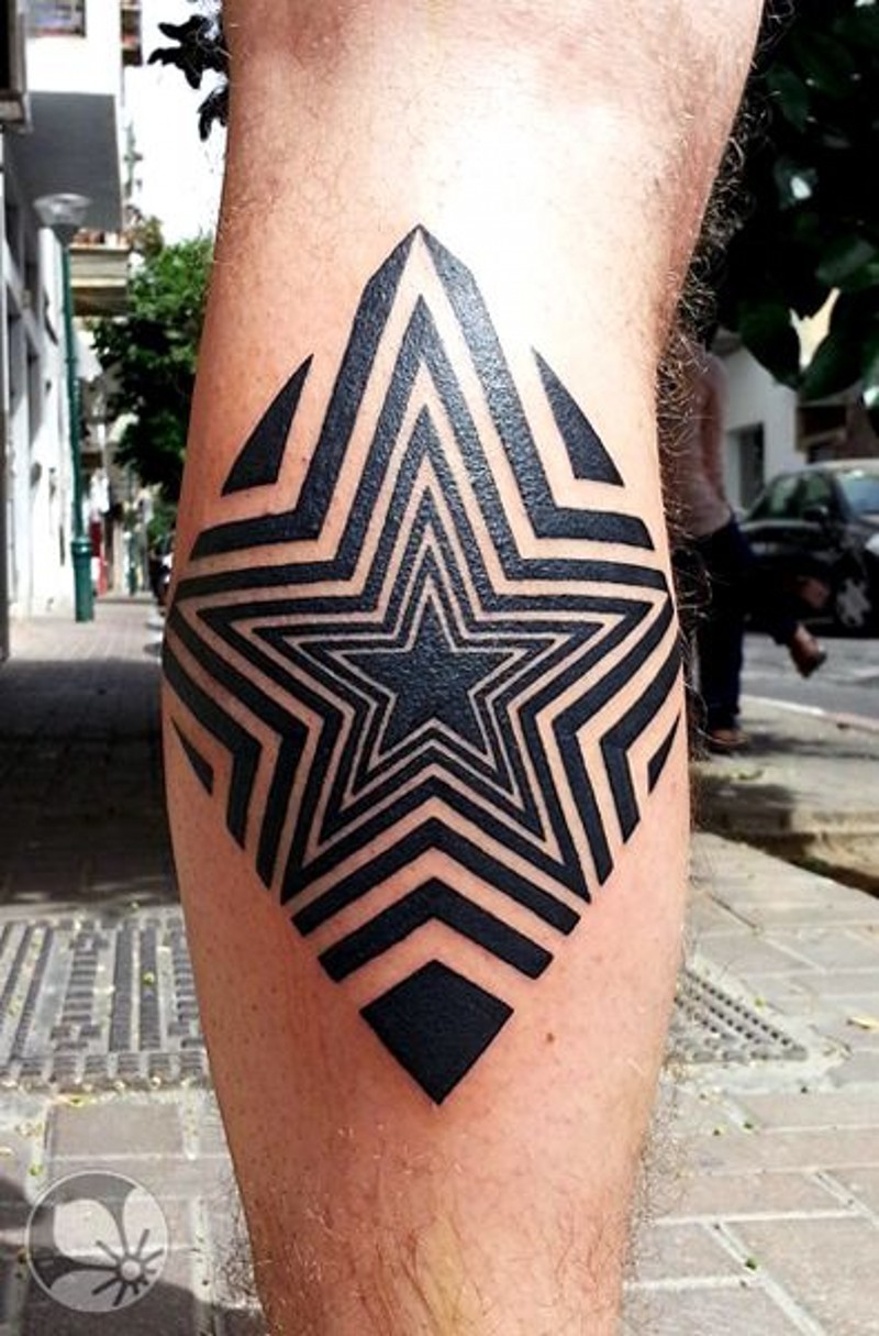 piccolo inchiostro nero forma di stella ipnotica tatuaggio su gamba
