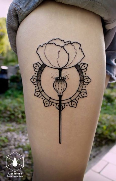 Kleines schwarzes Oberschenkel Tattoo mit Blume
