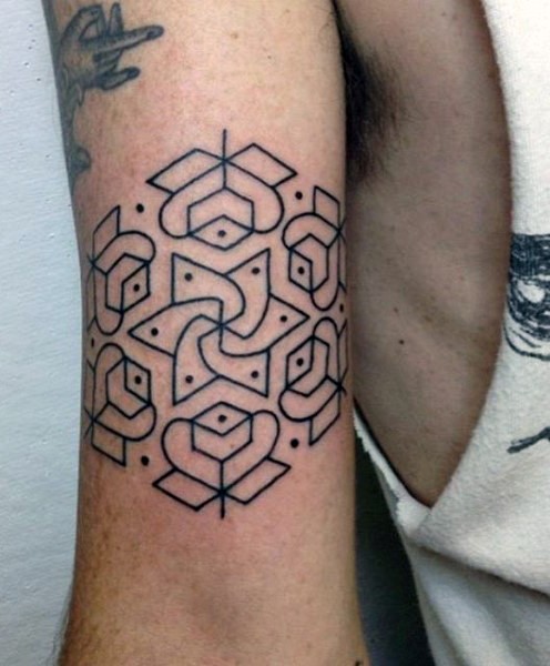 Tatuaje en el brazo, ornamento tribal  excelente, tinta negra