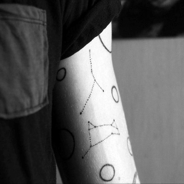 Kleines schwarzes verschiedenes Tierkreiszeichen Tattoo am Arm