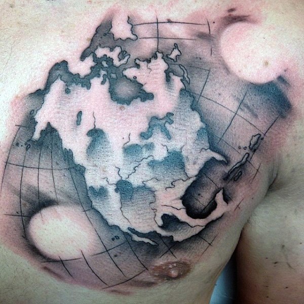 Tatuaje en el pecho, parte de mapa del mundo  increíble