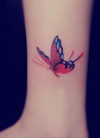 Tatuaggio delicato sul braccio la farfalla colorata