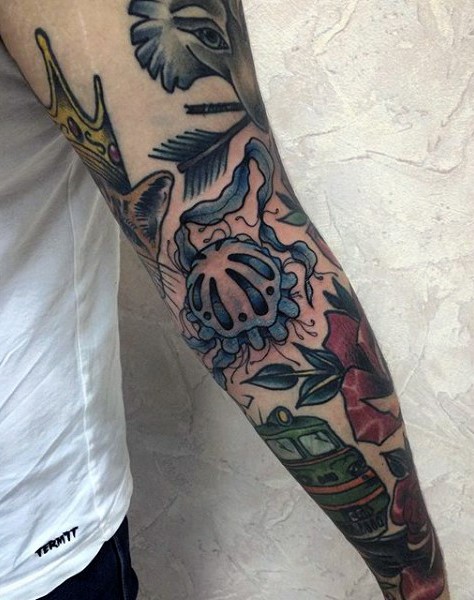 Tatuaje en el brazo, medusa pequeña estilizada de colores